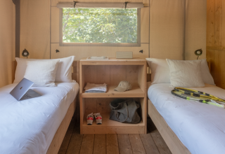 Binnenzicht van Lodge Family safaritent bij Wecamp Santa Cristina in Spanje met twee enkele bedden.
