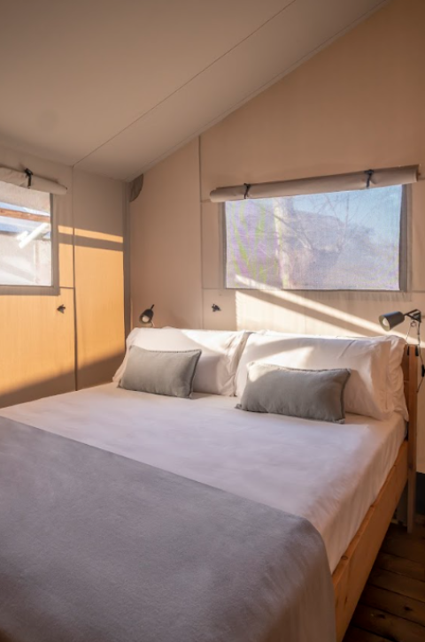 Gezellige slaapkamer in de Lodge Grand Family safaritent bij wecamp Santa Cristina in Spanje.