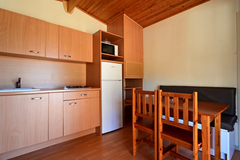 Petite cuisine et coin repas du Mobile Home Basic Family au Wecamp Pedraforca en Espagne.