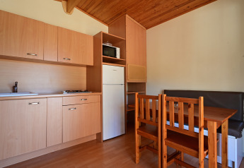 Pequeña cocina y comedor en la Mobile Home Basic Family de Wecamp Pedraforca en España.