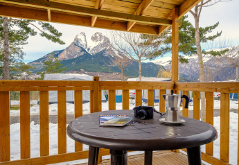 Vista da Mobile Home Basic Family al Wecamp Pedraforca, Spagna, con montagna, macchina fotografica e caffettiera.