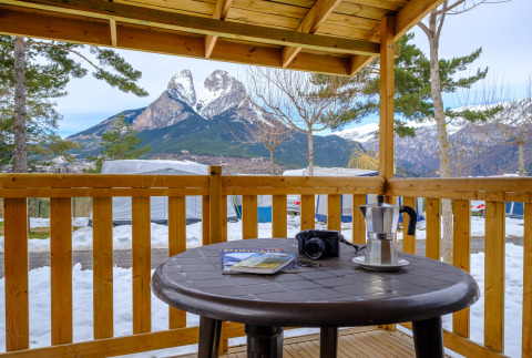 Vista da Mobile Home Basic Family al Wecamp Pedraforca, Spagna, con montagna, macchina fotografica e caffettiera.
