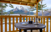 Udsigt fra Mobile Home Basic Family ved Wecamp Pedraforca, Spanien, med bjerg og kaffekande.