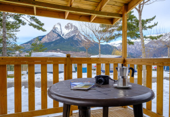 Vista desde Mobile Home Basic Family en Wecamp Pedraforca, España, con montaña, cámara y cafetera.