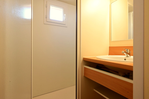 Photo d'une salle de bain simple au Mobile Home Basic Family de Wecamp Pedraforca, Espagne.