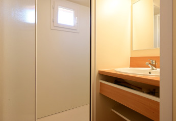 Foto de un sencillo baño en el Mobile Home Basic Family en Wecamp Pedraforca, España.