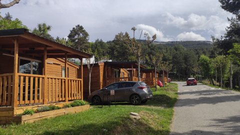 Udendørsbillede af Mobile Home Basic Family hytter og biler ved Wecamp Pedraforca i Spanien.