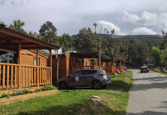 Foto exterior de casas móviles Basic Family y coches en Wecamp Pedraforca, España.