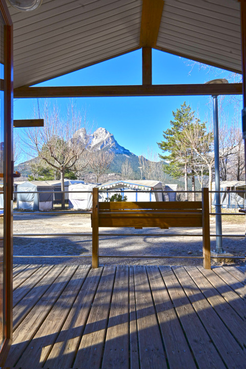 Zicht vanaf het terras van Moblie Home Basic Family+ Panoramic bij Wecamp Pedraforca in Spanje met bergen.