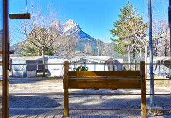 Udsigt fra verandaen af Moblie Home Basic Family+ Panoramic på Wecamp Pedraforca med bjerge i Spanien.