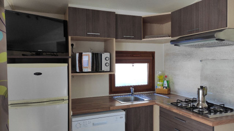 Compacte, moderne keuken in de Mobile Home Basic Family+ Panoramic bij Wecamp Pedraforca, Spanje.