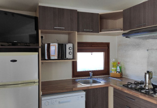 Compacte, moderne keuken in de Mobile Home Basic Family+ Panoramic bij Wecamp Pedraforca, Spanje.