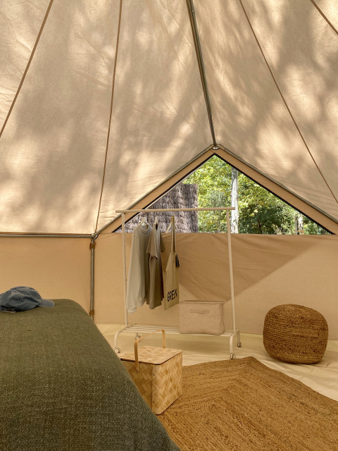 Innenansicht eines Safari-Zeltes namens Bell Tent bei Wecamp Jávea in Spanien mit gemütlicher Ausstattung.