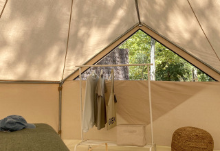 Innenansicht eines Safari-Zeltes namens Bell Tent bei Wecamp Jávea in Spanien mit gemütlicher Ausstattung.