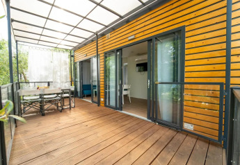 Udendørs terrasse af Cottage Next XL Panorama ved Weekend Glamping Resort i Italien med spisebord.