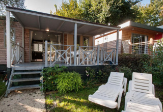 Modern Cottage Next XL Superior with covered terrace and sun loungers at Weekend Glamping Resort in Italy.