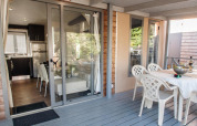 Terrasse extérieure et cuisine intérieure du Cottage Next XL superior au Weekend Glamping Resort en Italie.