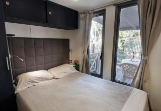 Bedroom in the Cottage Next XL Superior at Weekend Glamping Resort in Italy, featuring access to a patio.