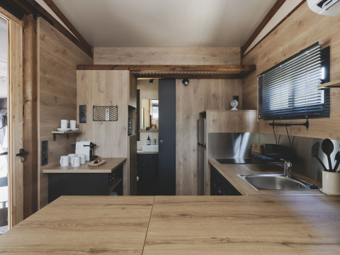 Moderne kleine keuken van TINY HOME FAMILY in Wecamp Jávea, Spanje met hout en compact ontwerp.