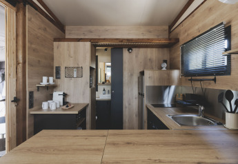 Moderne compacte keuken in TINY HOME FAMILY bij Wecamp Jávea, Spanje, in hout en strak design.