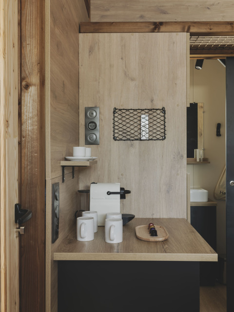 Klein keukenblokje in Tiny Home Family bij Wecamp Jávea, Spanje, met koffiemachine en mokken.