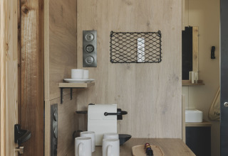 Klein keukenblokje in Tiny Home Family bij Wecamp Jávea, Spanje, met koffiemachine en mokken.