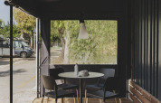 Buiten terras met ronde tafel en vier stoelen bij Tiny Home Family in Wecamp Jávea, Spanje.
