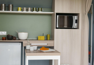 Kleine keukenhoek in Coco Suite safaritent bij Weekend Glamping Resort Italië, met magnetron en keukengerei.