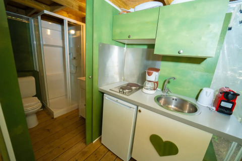 Kleine badkamer en kitchenette in een Air lodge safaritent bij Weekend Glamping Resort in Italië.
