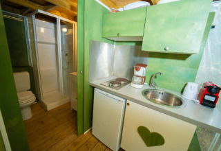 Kleine badkamer en kitchenette in een Air lodge safaritent bij Weekend Glamping Resort in Italië.