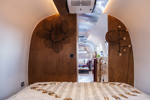 Interieur van het mini Airstream-huisje bij Chianti Glamping Resort in Italië, vanuit het slaapgedeelte.