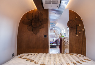 Interieur van het mini Airstream-huisje bij Chianti Glamping Resort in Italië, vanuit het slaapgedeelte.