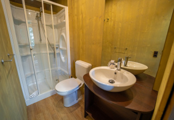 Bagno con doccia, WC e lavabo nella Lodge Tent Deluxe al Weekend Glamping Resort in Italia.