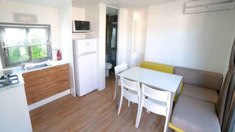Cocina y comedor modernos y luminosos en el lodge «Next XL» Superiore del Chianti Glamping Resort, Italia.