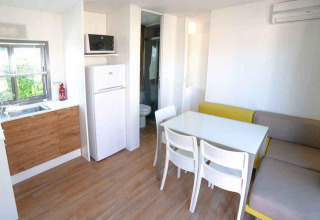 Helles Küchen- und Esszimmer eines „Next XL“ Superiore-Lodges im Chianti Glamping Resort, Italien.