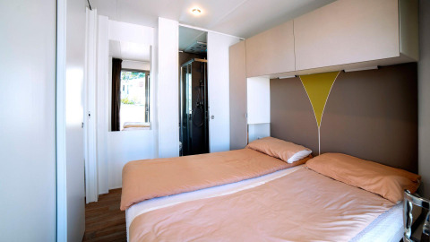 Chambre moderne avec deux lits simples, salle de bain, lodge Next XL Superiore au Chianti Glamping Resort en Italie.