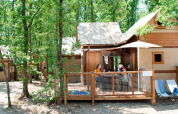 Zwei Personen sitzen auf der Terrasse eines Air Dreamer Safari-Zelts im Chianti Glamping Resort, Italien.