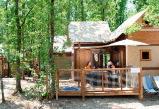 Zwei Personen sitzen auf der Terrasse eines Air Dreamer Safari-Zelts im Chianti Glamping Resort, Italien.