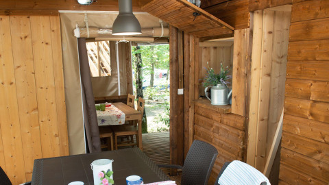 Innenansicht des Safari-Zelts 'Air Dreamer 2' im Chianti Glamping Resort in Italien mit Holzeinrichtung.