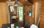 Innenansicht des Safari-Zelts 'Air Dreamer 2' im Chianti Glamping Resort in Italien mit Holzeinrichtung.