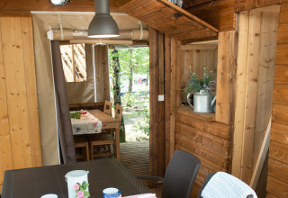 Innenansicht des Safari-Zelts 'Air Dreamer 2' im Chianti Glamping Resort in Italien mit Holzeinrichtung.