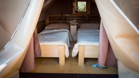 Innenansicht vom Safari-Zelt Air Dreamer 2 im Chianti Glamping Resort mit zwei Betten in Italien.