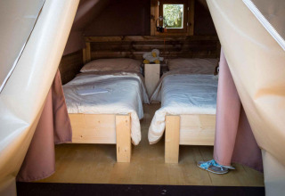 Innenansicht vom Safari-Zelt Air Dreamer 2 im Chianti Glamping Resort mit zwei Betten in Italien.