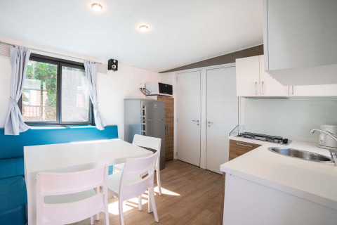 Cucina e zona pranzo luminose e moderne nel Cottage Next L al Chianti Glamping Resort, Italia.