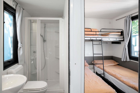 Mini casa moderna con bagno e letti a castello al Cottage Next L, Chianti Glamping Resort, Italia.