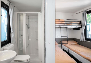 Mini casa moderna con bagno e letti a castello al Cottage Next L, Chianti Glamping Resort, Italia.