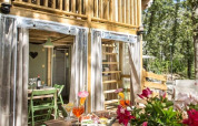 Airlodge 1 im Chianti Glamping Resort in Italien mit Balkon, Garten und einladender, grüner Umgebung.
