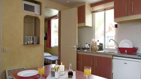 Intérieur d'une cuisine et salle à manger au Cottage Classic, Chianti Glamping Resort en Italie.