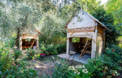 Zwei Safari-Zelte namens Airstay im Chianti Glamping Resort in Italien, umgeben von üppigem Grün.