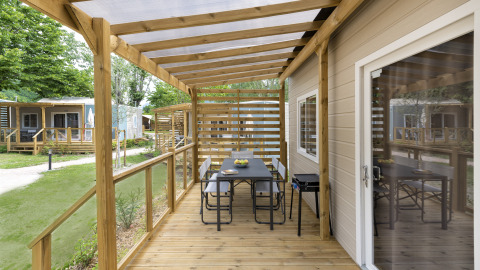 Træterrasse med spisebord ved Next XL Superior Dog chalet, Lago Idro Glamping Boutique, Italien.